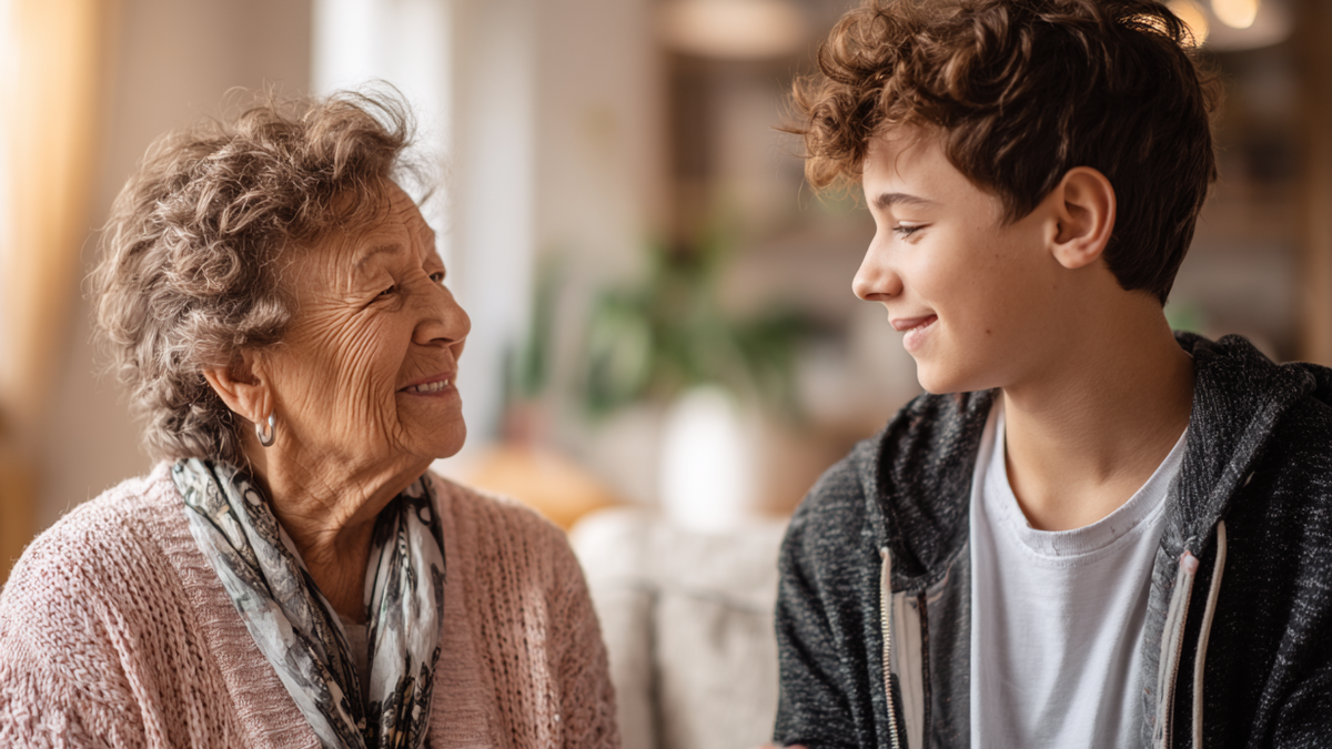 Eine Oma gibt ihrem Enkel Geld, sie lächeln sich an